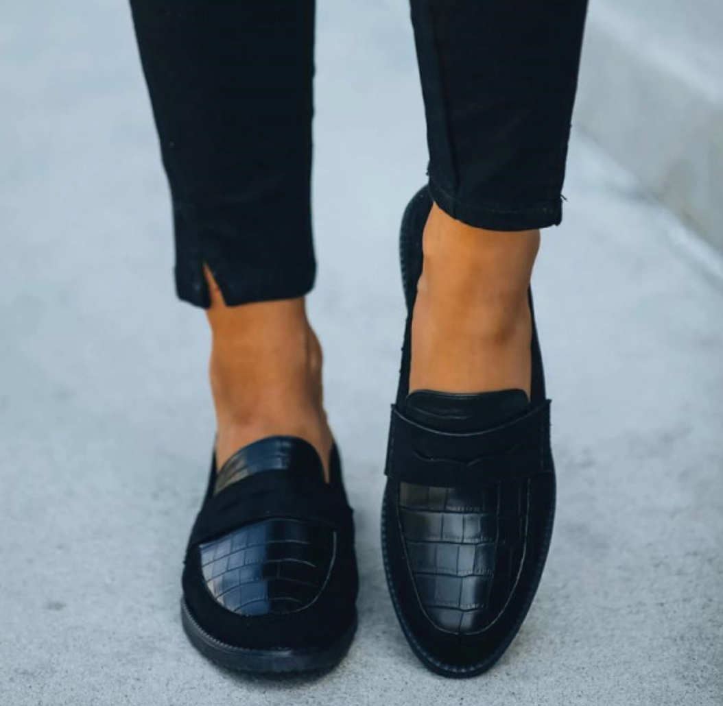 Chic Women's Black Leather Loafers - Timeless Design for All-Season Comfort