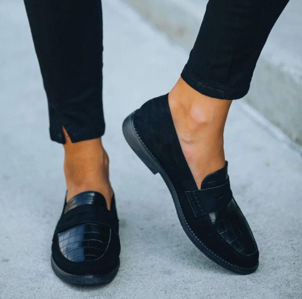 Chic Women's Black Leather Loafers - Timeless Design for All-Season Comfort