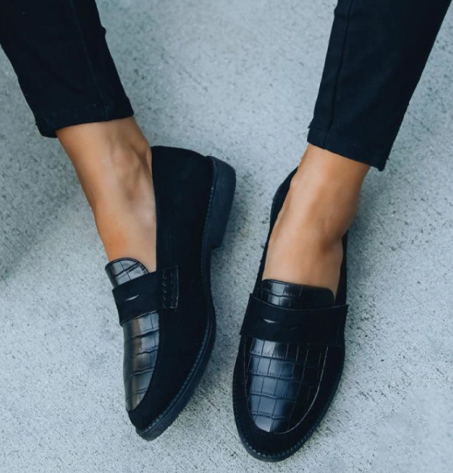 Chic Women's Black Leather Loafers - Timeless Design for All-Season Comfort